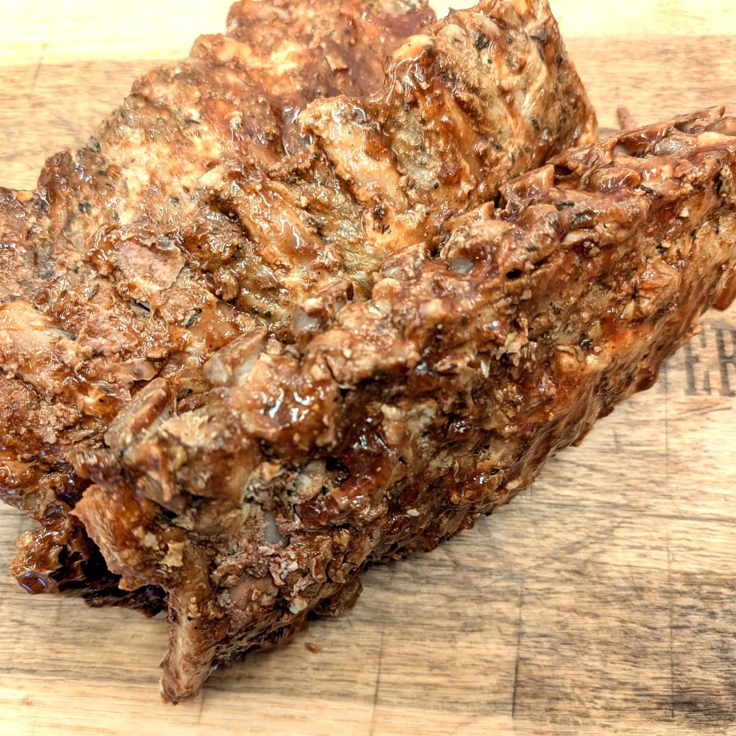Danske sous vide‑tilberedte spareribs med BBQ‑marinade – møre, saftige og klar til grill. 500–600 g+