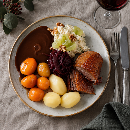 Mortensaften menu: andebryst med brændte og hvide kartofler, rødkål, andesovs og cremet salat med vindruer og valnødder – fra RønhaveSlagteren